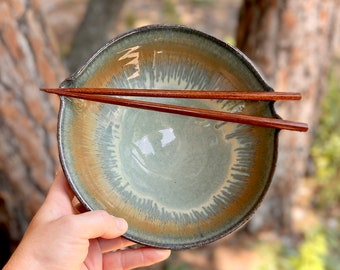 Ramen bowl with chopstick rest in Patina glaze. Wheel thrown stoneware pottery  // noodle bowl // rice bowl // chopstick bowl // lead free