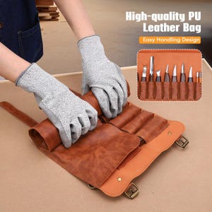 Op de afbeelding: Een bruine PU lederen gereedschapsrol met diverse snijgereedschappen. De rol is open en toont de gereedschappen in afzonderlijke sleuven. De tekst "High-quality PU Leather Bag" en "Easy Handling Design" is zichtbaar. De persoon draagt grijze handschoenen.