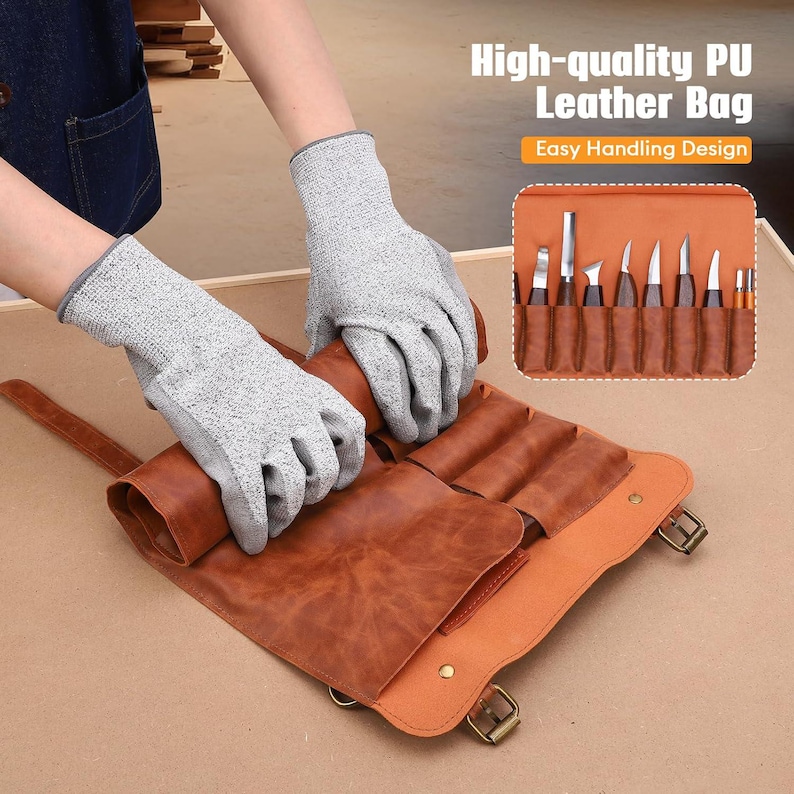 Op de afbeelding: Een bruine PU lederen gereedschapsrol met diverse snijgereedschappen. De rol is open en toont de gereedschappen in afzonderlijke sleuven. De tekst "High-quality PU Leather Bag" en "Easy Handling Design" is zichtbaar. De persoon draagt grijze handschoenen.
