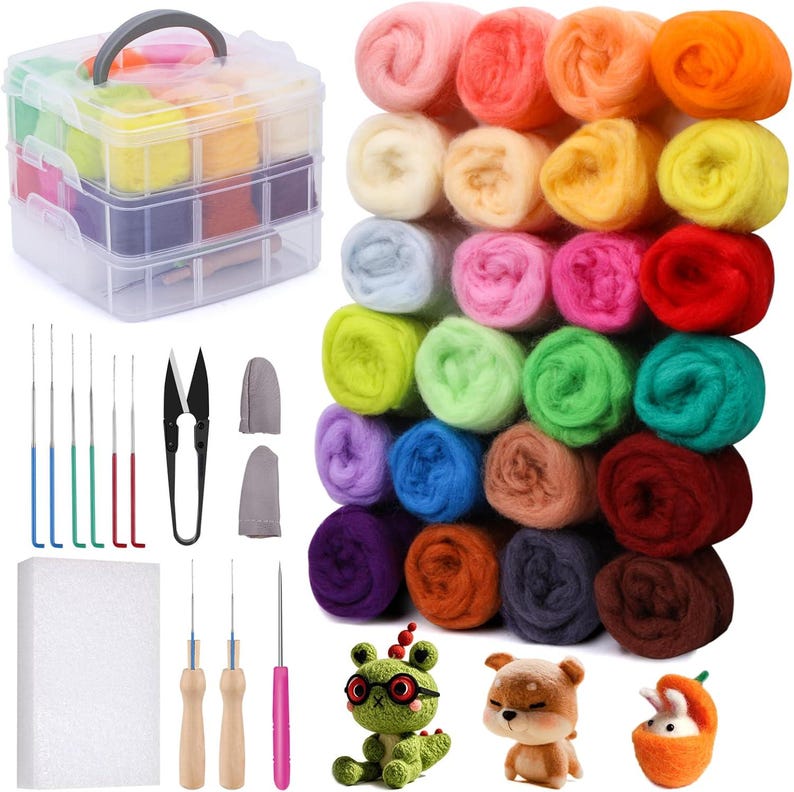 Pode incluir: Um kit de feltragem com agulha contendo uma caixa de armazenamento de pl&aacute;stico transparente com mechas de l&atilde; coloridas, v&aacute;rias agulhas de metal, tesoura, protetores de dedo, uma base de espuma branca, ferramentas de madeira e tr&ecirc;s figuras.
