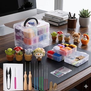 Pode incluir: Um kit de feltragem com agulha contendo um recipiente transparente de tr&ecirc;s n&iacute;veis preenchido com l&atilde; colorida, v&aacute;rias figuras de feltro, agulhas de metal, ferramentas com cabos de madeira, tesouras e protetores de dedos sobre uma mesa.