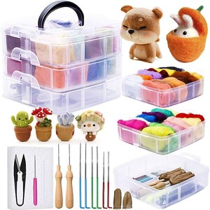Pode incluir: Um kit de feltragem com agulha contendo uma caixa de armazenamento de pl&aacute;stico transparente de tr&ecirc;s n&iacute;veis com l&atilde; colorida, v&aacute;rias agulhas com cabos de madeira e coloridos, tesoura, protetores de dedo e figuras de feltro finalizadas.