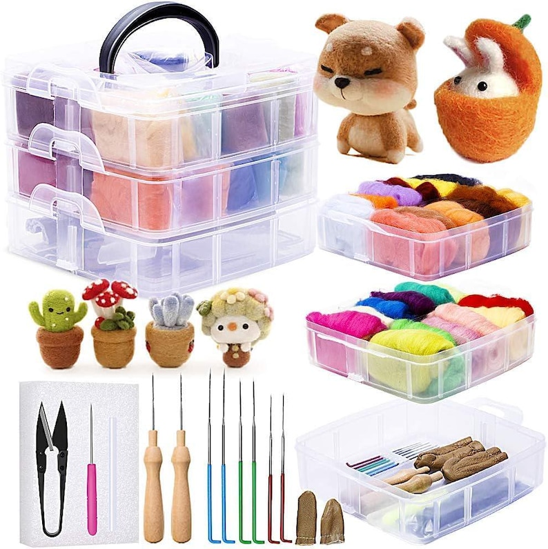 Pode incluir: Um kit de feltragem com agulha contendo uma caixa de armazenamento de pl&aacute;stico transparente de tr&ecirc;s n&iacute;veis com l&atilde; colorida, v&aacute;rias agulhas com cabos de madeira e coloridos, tesoura, protetores de dedo e figuras de feltro finalizadas.