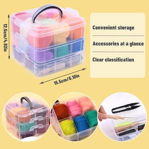 Pode incluir: Um recipiente de armazenamento de pl&aacute;stico transparente de tr&ecirc;s n&iacute;veis com al&ccedil;a cinza, medindo 12,5 cm de altura e 15,5 cm de largura. Cont&eacute;m l&atilde; cardada colorida e ferramentas de artesanato, incluindo tesouras e agulhas, com etiquetas de texto.