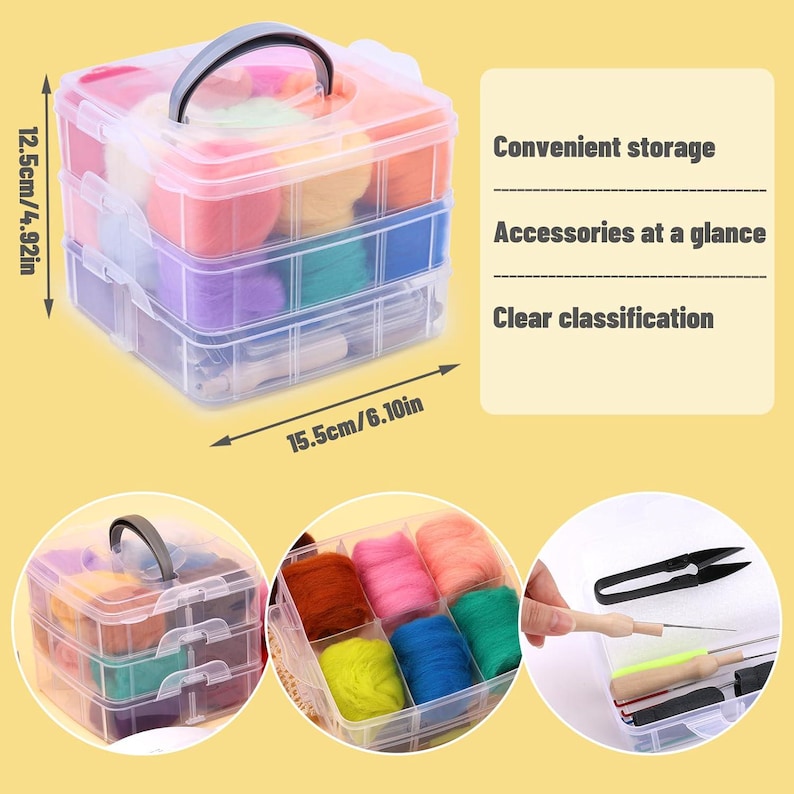 Pode incluir: Um recipiente de armazenamento de pl&aacute;stico transparente de tr&ecirc;s n&iacute;veis com al&ccedil;a cinza, medindo 12,5 cm de altura e 15,5 cm de largura. Cont&eacute;m l&atilde; cardada colorida e ferramentas de artesanato, incluindo tesouras e agulhas, com etiquetas de texto.