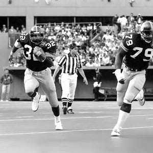 Vintage Steelers Football Action – Dynamic Black & White Sports Photo of Franco Harris, Wall Art for man cave, Home Decor for behind bar