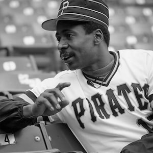 Foto d&#39;epoca dell&#39;intervista a Willie Stargell dei Pittsburgh Pirates: un&#39;icona MLB in uniforme, un momento allo stadio per collezionisti e tifosi