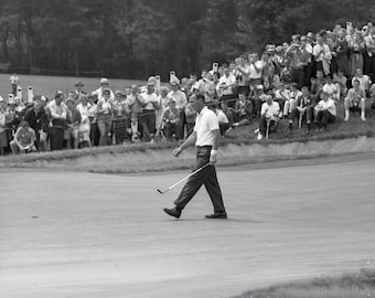 Foto vintage de golf de Arnold Palmer: Victoria icónica del Abierto de Estados Unidos de 1962. Impresión vintage de golf, arte mural de leyenda del golf, foto deportiva en blanco y negro.