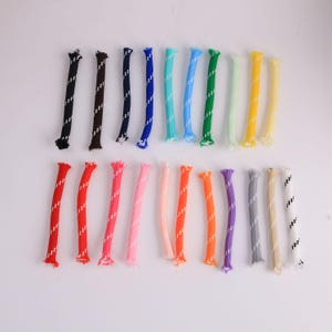 Op de afbeelding: Een verzameling kleurrijke veters in verschillende tinten, waaronder zwart, bruin, blauw, groen, geel, rood, roze, oranje, paars, grijs en wit. Elke veter heeft een gestreept patroon en wordt tegen een witte achtergrond weergegeven.