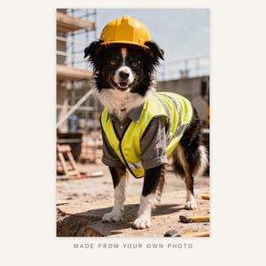 Könnte beinhalten: Ein schwarz-weißer Hund trägt einen leuchtend gelben Bauhelm und eine neongelbe, hochsichtbare Sicherheitsweste über einem grauen Hemd mit Kragen. Der Text "MADE FROM YOUR OWN PHOTO" ist in kleinen, dunklen Buchstaben unten aufgedruckt.