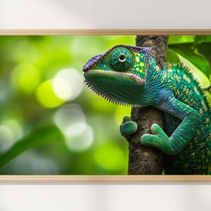 Pode incluir: Uma impressão de arte de parede emoldurada apresentando um camaleão verde e azul vibrante agarrado a um galho de árvore marrom texturizado. O réptil tem escamas detalhadas, um olho proeminente e uma crista nítida sobre um fundo de floresta.