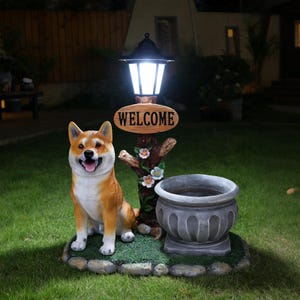 Könnte beinhalten: Eine dekorative Gartenstatue mit einem Shiba Inu Hund, einem Willkommensschild, einer Lampe und einem Pflanzgefäß. Der Hund ist orange und weiß, mit einem fröhlichen Gesichtsausdruck. Die Lampe leuchtet, und das Schild lautet "WELCOME".