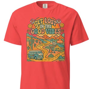 70s Road Trip T-Shirt – Get Lost in the Good Vibes | Retro Sunshine Road Map Tee | Vintage Wüstenmotel | Hippie Tankstelle Tankstelle Geschenk