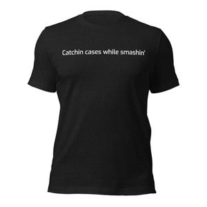 Maglietta "Catchin' Cases While Smashin'" / Maglietta con meme virale divertente / Maglietta con umorismo selvaggio / Satira streetwear / Outfit per appuntamento in tribunale / Maglietta unisex