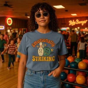 Emotional auffallendes Retro Bowling-Shirt | Lustiges Vintage League T-Shirt | Trauriges Pin Cooles Ball T-Shirt | Wohlfühlfarben 1717 | Groovy 70er Jahre Ästhetik