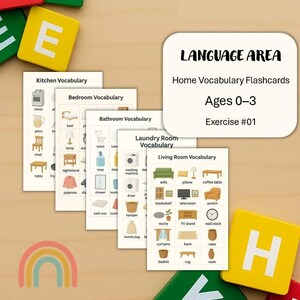 Puede incluir: Tarjetas didácticas de vocabulario del hogar, con ilustraciones de objetos domésticos. Las tarjetas incluyen palabras como "estufa", "cama" y "sofá". La imagen también muestra bloques de letras coloridos y un arcoíris. El texto de la tarjeta dice "Language Area, Ages 0-3."