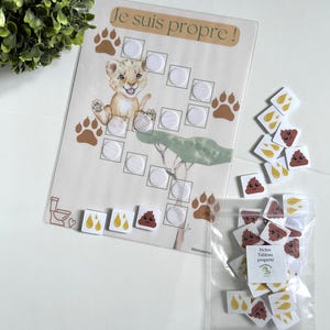 Peut inclure: Un tableau de propreté pour enfant avec une illustration de lionceau et le texte "Je suis propre!". Comprend de petits jetons carrés avec des icônes de toilettes, de gouttes d'eau et de caca. Un sac en plastique transparent contient des jetons supplémentaires.