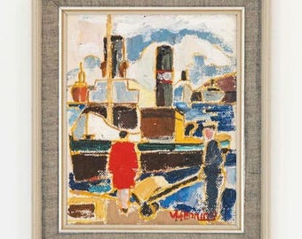 Pode incluir: Pintura a óleo de uma cena portuária com barcos e figuras. A obra apresenta uma paleta de azuis, amarelos e castanhos, com uma figura vestida de vermelho em primeiro plano. A pintura está emoldurada numa moldura de madeira cinza claro.