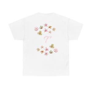 Camiseta de algodão unissex com estampa floral - Abrace a beleza da natureza / Letra T