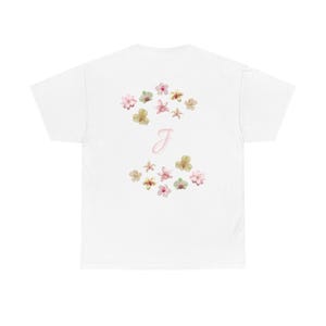 Camiseta unisex con inicial floral, camisa personalizada con flores / Letra J