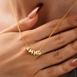 Personalisierte winzige Ballon-Anfangsnamen-Halskette, Mini-Namenshalskette, minimalistische Halskette, personalisierte Geschenke, Geschenk für Mutter, Weihnachtsgeschenke