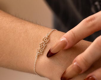 Bransoletka z wieloma kwiatami narodzin, spersonalizowana bransoletka z kwiatami narodzin, rodzinna bransoletka z kwiatami narodzin, spersonalizowana biżuteria kwiatowa, prezent na Dzień Matki dla niej