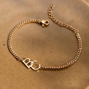 Custom Two Initial Bracelet,Interlocking Letter Bracelet with Curb Chain,Dainty Name Charm,Delicate Stackable Bracelet,Gift for Her,Mom Gift