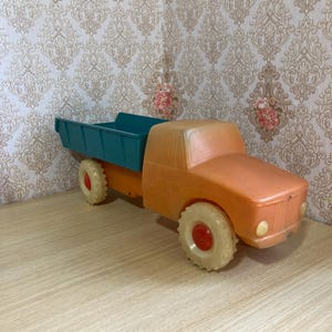ヴィンテージカー。ヴィンテージのおもちゃ。子供用車、車のコレクション。車の装飾。大型トラックサイズのソビエト製のヴィンテージプラスチック製子供用車