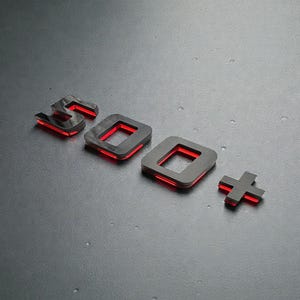 Peut inclure: Un emblème gris foncé en trois dimensions avec les chiffres "300+" dans une police moderne. Les chiffres ont un intérieur rougeoyant, créant un contraste saisissant sur le fond sombre. Le signe plus est également illuminé.