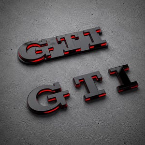 Könnte beinhalten: Zwei GTI-Embleme mit einer glänzend schwarzen Oberfläche auf der Vorderseite und einer leuchtend roten Akzentschicht, die an den Kanten und Seiten sichtbar ist. Die Buchstaben sind in einer fetten Blockschrift gehalten und wirken tief.