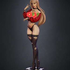 Pode incluir: Estatueta de uma personagem com cabelo loiro comprido, chifres vermelhos e um suéter vermelho com os ombros de fora. A figura usa roupa íntima preta, meias rasgadas e saltos pretos. Duas flores vermelhas são colocadas no peito. A figura está sobre uma base quadriculada em preto e branco.