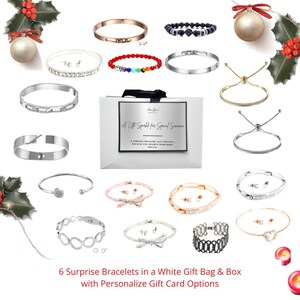 Puede incluir: Una colección de pulseras de varios estilos y colores, incluyendo diseños dorados, plateados y con cuentas. La imagen presenta una bolsa de regalo blanca con el texto "A Little Sparkle for Special Someone". Con decoraciones navideñas.