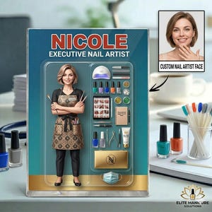 Könnte beinhalten: Ein Porträt einer Nageldesignerin namens "Nicole" mit dem Text "Executive Nail Artist". Das Bild zeigt eine Cartoon-Darstellung einer Nageldesignerin mit Nagelpflege-Werkzeugen, Nagellackflaschen und einem Gesichtsporträt. Das Logo von Elite Manicure Solutions befindet sich unten.