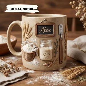 Könnte beinhalten: Eine beige Keramiktasse mit Weizenähren, einer kleinen Tafel mit dem Namen "Alex" und einem kleinen Glas. Die Tasse hat einen Henkel und ist mit einem Korb mit Mehl und einem Brotmesser verziert. Der Text "2D FLAT, NOT 3D." steht oben.