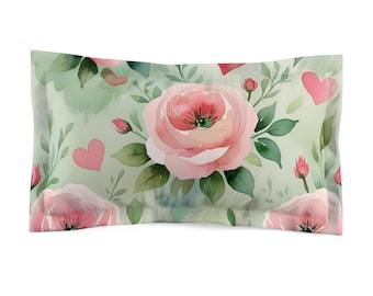Puede incluir: Una funda de almohada rectangular con un diseño floral en acuarela. La funda de almohada presenta grandes rosas rosas, hojas verdes y corazones rosas sobre un fondo verde claro. El diseño tiene una estética suave y romántica.