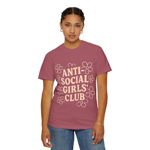 Anti-Social Girls&#39; Club T-shirt - Cute, Trendy Apparel for Outcasts, Perfect for Casual Wear, Gift for Friends, Birthday, Streetwear