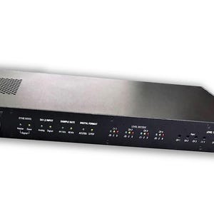 Puede incluir: Interfaz de audio digidesign negra con un interruptor de encendido y varios controles de entrada y salida. El dispositivo tiene una parte superior plateada con orificios de ventilación y está diseñado para aplicaciones de audio profesionales.