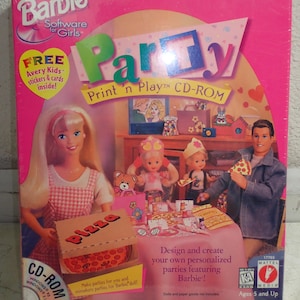 Könnte beinhalten: Eine pinkfarbene Barbie Party CD-ROM-Box mit dem Text "Party" in Grün und Blau. Die Box zeigt Barbie und andere Puppen, Pizza und den Text "Print 'n Play CD-ROM". Enthält "Kostenlose Avery Kids-Aufkleber und Karten innen!"