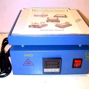 Peut inclure: Machine bleue de réparation d'écran LCD avec affichage numérique de la température et interrupteur d'alimentation rouge. La machine a un cordon d'alimentation noir et un manuel sur le dessus. Le texte du manuel indique "High Quality LCD Screen Repair Separator Machine".