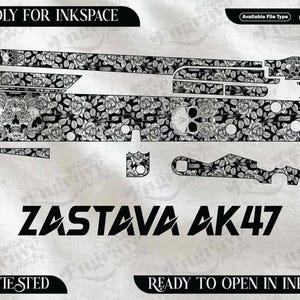 以下が含まれることがあります： Zastava AK47用の白黒の花柄デザイン。バラとスカルが特徴です。「ZASTAVA AK47」の文字は太字の黒で表示されています。画像には「FRIENDLY FOR INKSPACE」、「EZCAD TESTED」、「READY TO OPEN IN INKSPACE」の文字も含まれています。