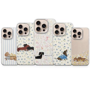 Op de afbeelding: Een verzameling van vijf telefoonhoesjes met illustraties van teckel honden. De hoesjes tonen verschillende ontwerpen, waaronder bloempatronen, gestreepte achtergronden en verschillende hondenposities. Sommige hoesjes hebben de tekst "impossib!" erop.