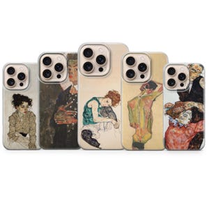 Può includere: Una collezione di cinque custodie per telefono con opere d'arte di Egon Schiele. Le custodie mostrano ritratti di persone in varie pose e stili. Le custodie sono in custodie protettive trasparenti.