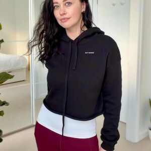 Act normal, kort hoodie | Minimalistisk fleece med rå fåll (svart)