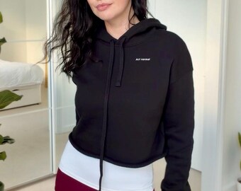 Sudadera corta con capucha "Act normal" / Sudadera minimalista de felpa con bajo sin rematar (negra)