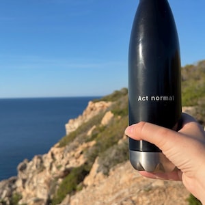 Act normal, vattenflaska, svart rostfritt stål 47 cl, minimalistisk textflaska, isolerad termos