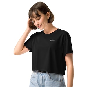 Agera normalt, svart croppad t-shirt, svart crop top, statement-t-shirt, crop top i bomull, humort-t-shirt för mental hälsa, present till övertänkare