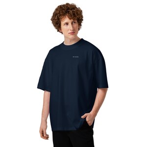 Act normal, unisex oversized t-shirt i ekologisk bomull | marinblå och svart med vitt tryck | hög hals, nedsänkta axlar