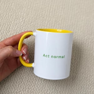 Mugg med gul insida och grönt tryck