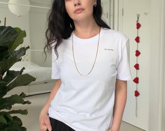 Actúa con normalidad, camiseta unisex orgánica de tono medio claro, blanca, unisex