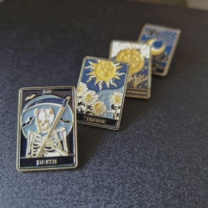 Jeu de broches en émail pour cartes de tarot - La lune, la mort, la roue de la fortune, le soleil - Esthétique gothique occulte sorcière